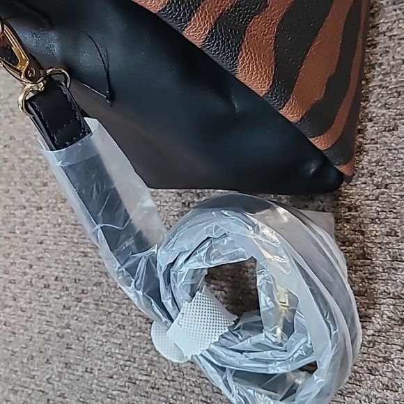 NINE WEST WOMEN'S BLACK AND SADDLE TAN PURSE - Picture 9 of 15